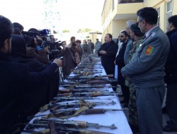 تحویل ۱۴۰ جنگ افزار مختلف النوع  به دایاک در هرات
