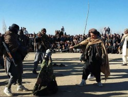 طالبان در شهر غزنی سه مرد را به اتهام سرقت و ترک نماز  شلاق زدند
