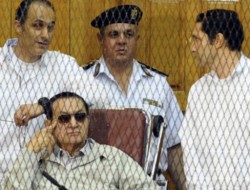 حکم ۳ سال حبس مبارک و پسرانش به اتهام اختلاس تایید شد