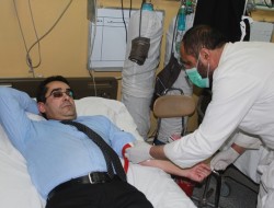 مقامات وزارت صحت برای مجروحان حمله تروریستی دیروز کابل خون اهدا کردند