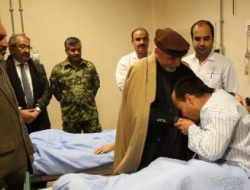 رئیس جمهور غنی از مجروحین حمله تروریستی کابل، عیادت کرد