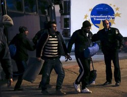 پلیس یونان۱۵۰ مهاجر را با دست های بسته به آتن منتقل کرد