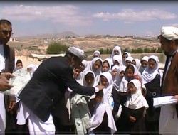 توزیع کمک های خیرین غزنی میان  دانش آموزان  یتیم و بی بضاعت