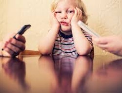 استفاده بیش از حد موبایل و آسیب به مهارت گفتاری اطفال / والدین کمتر از موبایل استفاده کنند