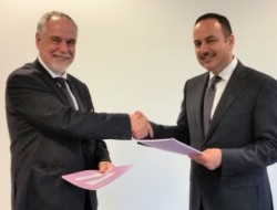 وزیر مالیه قرارداد ۱۲۵ میلیون یورو را با اتحادیه اروپا امضا نمود