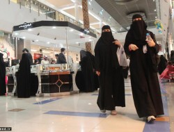 دختران عربستانی  تنها به خرید می روند