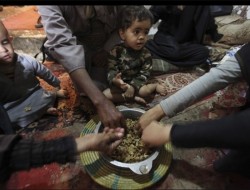 ثروت مندان، فقرا و مستمندان را در ماه مبارک رمضان فراموش نکنند