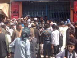 اعتراض مشتریان بانک‌ها در هرات سبب افزایش ساعت کاری این مراکز شد