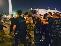 یونان کودتاچیان ترکیه را عودت می دهد
