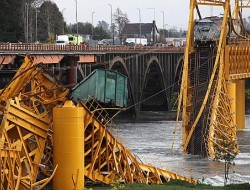 سقوط قطار باربری در رودخانه