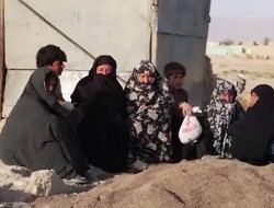 زنان هم در چوک به دنبال کار می گردند آن هم با معاش ۱۰۰ افغانی