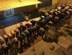اقامه نماز صبح معترضان بحرینی در مقابل منزل «عیسی قاسم»