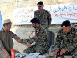 پزشکان نظامی پاکستان افغان‌ها را در مرز تورخم رایگان تداوی می کنند