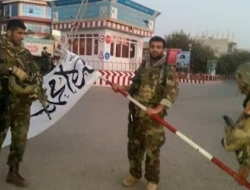 نیروهای ارتش ملی پرچم طالبان را از چوک قندوز پائین کردند
