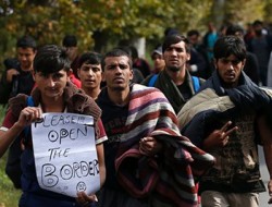ده‌ها تن از مهاجران در مرز صربستان در راهپیمایی خواستار باز شدن مرز شدند
