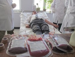 اهدای خون به زخمیان قندوز توسط مقامات محلی بلخ