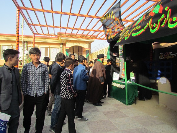 بازدید دانش آموزان آموزشگاه معرفت و شهروندان بلخ از غرفه مرکز فعالیت های فرهنگی اجتماعی تبیان در نمایشگاه محرمی مدرسه حسنیه شهر مزار شریف.