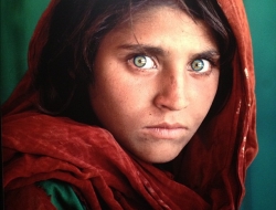 زن چشم سبز افغان در پاکستان آزاد شد / هفته آینده به کشور باز خواهد گشت