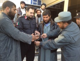 "امین الله امین" فرمانده پلیس شاهراه هرات در حال تسلیم فرد اختطاف شده به خانواده‌اش