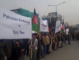 نهاد «روند سبز افغانستان» در مقابل سفارت پاکستان در کابل دست به تظاهرات زدند