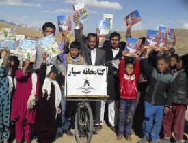 بامیان فرهنگی؛ کتاب‌دار سیار آغازگر اولین اَپ کتاب در افغانستان