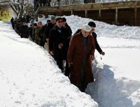 کمک ۸۰ هزار افغانی رئیس جمهور به آسیب دیدگان برف کوچ در نورستان