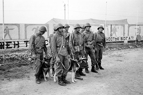 سربازان شوروی و سگ های آموزش دیده برای پیدا کردن مواد منفجره؛ حومه مقر نظامیان شوروی در کابل. 1 می 1988