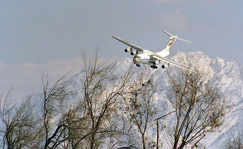 طیاره‎ی حامل تجهیزات شوروی در حال فرود در میدان هوایی کابل. 8 فبروری1988