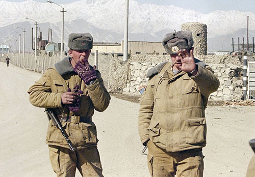 - ایست بازرسی ارتش شوروی در اطراف پایگاه نظامی این کشوردر کابل. 10 فبروری 1989