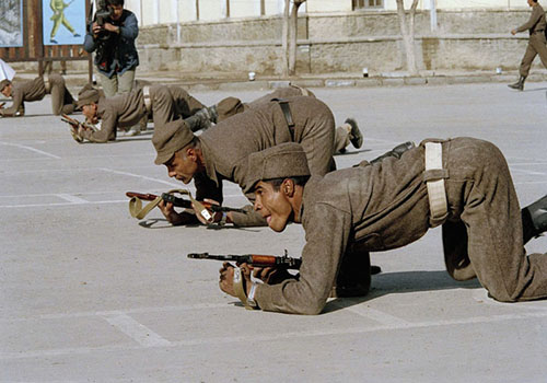 آموزش نظامی سربازان افغانستان توسط نیروهای شوروی پیش از خروج از این کشور. 8 فبروری 1989