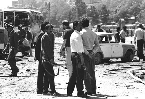پولیس افغانستان پس از یک بمبگذاری مجاهدین در کابل. 17 آپریل 1988