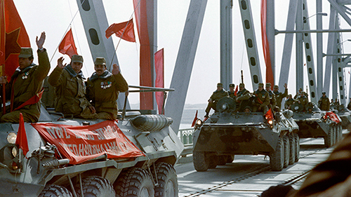 خروج موترهای زرهی ارتش شوروی از افغانستان. اکتوبر 1989