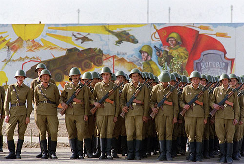 رژه صبحگاهی ارتش شوروی در مقر سربازان این کشور در کابل اندکی پیش از خروج از این کشور. می 1986