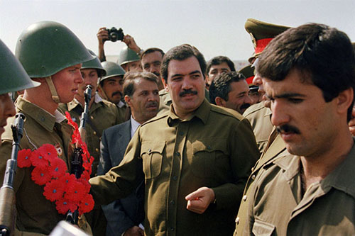 محمد نجیب الله رئیس جمهور افغانستان در بازدید از مقر سربازان ارتش سرخ در کابل. اکتوبر 1986