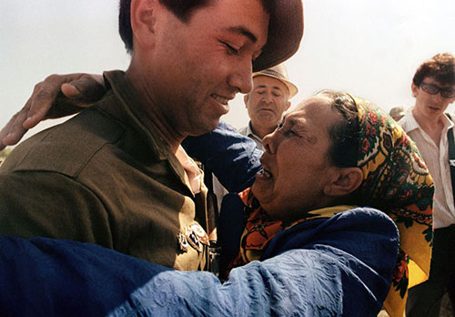 مادر یک سرباز ارتش شوری در بازگشت به 