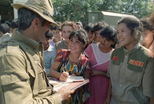 استقبال از سربازان ارتش شوروی در ازبکستان پس از بازگشت از افغانستان. فبروری 1989