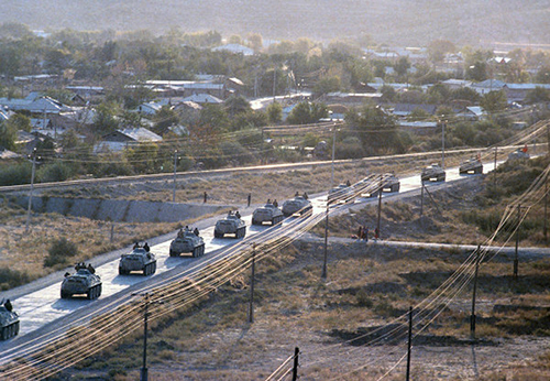 صف موترهای ارتش شوری در بازگشت از افغانستان. 1989