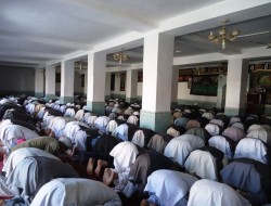 خطیب نماز جمعه غزنی بر پیروی از دستورات امامان معصوم تاکید کرد