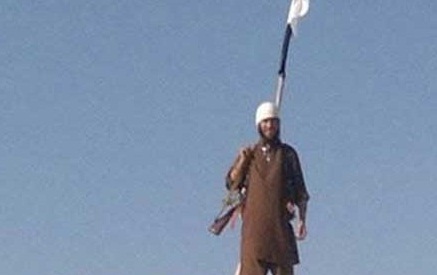افزایش برافراشته شدن پرچم طالبان در کنار جاده در بغلان