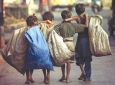 همزمان با کاهش رشد اقتصادی و گسترش ناامنی سطح فقر در افغانستان افزایش یافته است