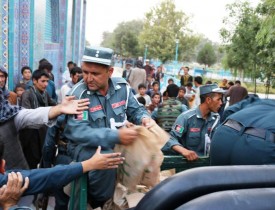 توزیع 1200 بسته افطاری از سوی پولیس به نیازمندان در مزارشریف