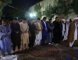 صدها شیعه و سنی درکنار مسجد جوادیه هرات یکجا نماز ادا کردند