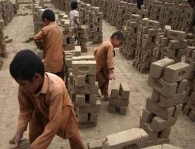 دو میلیون کودک مشغول انجام کارهای شاقه در افغانستان/ اتحادیه ملی کارگران: حکومت هیچ برنامه ای روی دست ندارد
