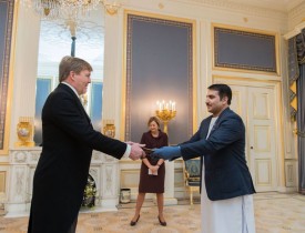 والی پیشین قندهار؛ سفیر جدید افغانستان در هالند/ همایون عزیزی اعتمادنامه خود را به پادشاه هالند تقدیم کرد
