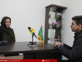 خانم آمنه محمدی در حال مصاحبه با خبرنگار آوا