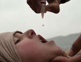 دختر دو و نیم ساله قندهاری با وجود دریافت واکسین، فلج شد
