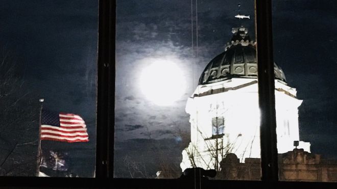 این رویداد وقتی اتفاق می افتد که ماه گرفتگی کامل، ماه خونی و ماه افروخته همزمان می شوند. این عکس را اوشا ونکات از ساختمان مجلس ایالتی ایندیان