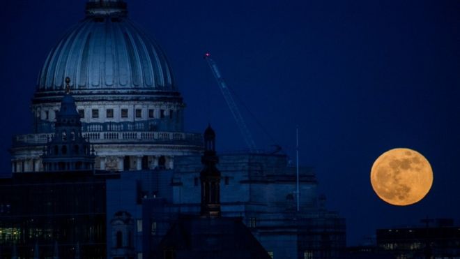 ماه افروخته از پشت کلیسای سن پال در لندن طلوع کرده است