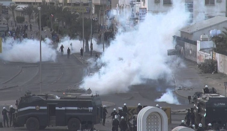 سرکوب گسترده مردم بحرین در آستانه انقلاب 14 فوریه/ تیراندازی مزدوران آل خلیفه به سمت معترضان