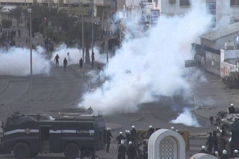 سرکوب گسترده مردم بحرین در آستانه انقلاب 14 فوریه/ تیراندازی مزدوران آل خلیفه به سمت معترضان